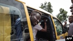 Bato na taxi-bus moko na Kinshasa, RDC, 20 décembre 2018.