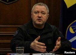 안드리 코스틴 우크라이나 검찰총장이 16일 기자회견을 하고 있다.