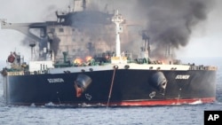 Kapal tanker Sounion yang terbakar di Laut Merah dalam foto tanpa tanggal yang rilis oleh perusahaan keamanan Ambrey. (Foto: Ambrey via AP)