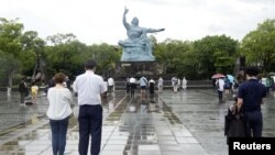 Orang-orang berdoa bagi korban bom atom 1945 untuk memperingati 78 tahun pengeboman di kota Nagasaki, Jepang hari Rabu, 9 Agustus 2023. 