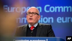 Prvi potpredsjednik Evropske komisije Frans Timermans obraća se medijima tokom pres konferencije u Briselu, 20. decembra 2017. 