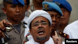 Habib Rizieq, saat bicara dengan media setelah tiba di Polda Metro Jaya 1 February , 2017 REUTERS/Darren Whiteside - RTX2Z3RX