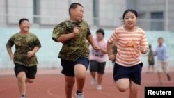 中国辽宁省沈阳市的一个减重夏令营里，孩子们正在锻炼。(资料图片)