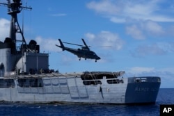 Helikopter Angkatan Laut Filipina lepas landas dari BRP Ramon Alcaraz PS16 setelah latihan gabungan multi-dinas militer Filipina, 6 November 2024, di lepas pulau Loaita, Filipina, yang secara lokal disebut pulau Kota di Laut Cina Selatan yang disengketakan. (Aaron Favila/AP)