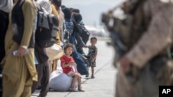 Deca čekaju da uđu na međunarodni aerodrom Hamid Karzai u Kabulu (Foto: AP/Sgt. Samuel Ruiz/U.S. Marine Corps)