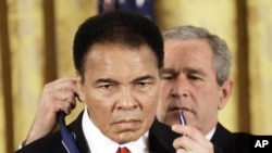 2005年11月9日，美国总统布什向穆罕默德·阿里颁发总统自由奖章