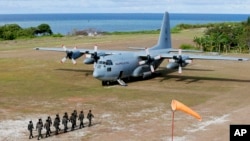Pesawat angkut Angkatan Udara Filipina Hercules C-130 mendarat di Pulau Thitu, Laut China Selatan (foto: dok). 