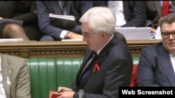 英议员麦克唐纳在下院辩论中掏出毛语录(视频截图)