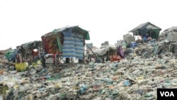 Shelters are seen amid mounds of trash at Dangkor Landfill, in Phnom Penh, Cambodia, Dec. 31, 2019. (Tum Malis/VOA Khmer)