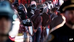 Policija grada Njujorka privodi ljude u blizini kampusa Univerziteta Kolumbija u Njujorku u utorak, 30. aprila 2024. godine, pošto je očišćena zgrada koju su demonstranti zauzeli ranije tokom dana, zajedno sa šatorskim kampom. (Foto: AP/Craig Ruttle)