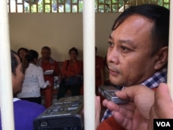 Nay Vanda, Adhoc's rights defender, was at Supreme Court after hearing the verdict on November 30, 2016. (Kann Vicheika/VOA Khmer)