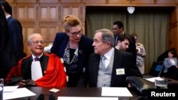 Ambasador Nikaragve Karlos Hoze Arguelo Gomez i advokat Alan Pelet u sudnici u Hagu (Foto: REUTERS/Piroschka van de Wouw)