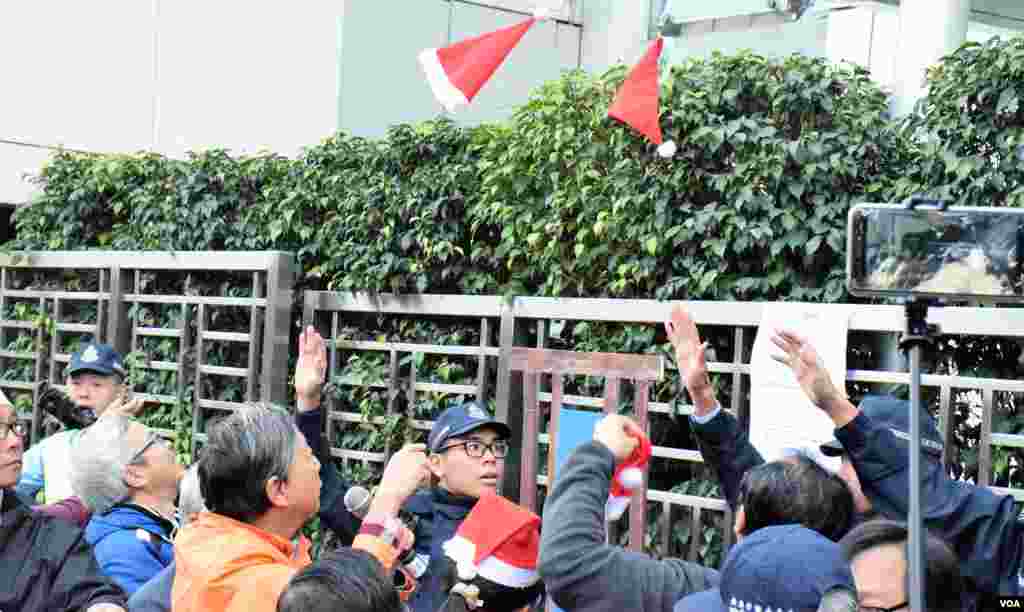 12月25日圣诞节,数十名香港抗议者试图将圣诞老人帽投入中联办院内,但是受到警方阻止。示威者是在纪念诺贝尔和平奖得主刘晓波。八年前的圣诞节,北京法院以煽动颠覆国家政权罪判处刘晓波徒刑11年。抗议者头戴圣诞老人帽,手举“刘晓波无罪”等标语,游行到中联办所在地。