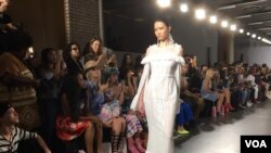 Barli Asmara mengangkat ragam busana terinspirasi aristokrat Perancis Marie Antoinette dalam balutan gaun serba putih.