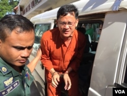 Ny Chakrya, National Election Committee officer, was escorted by the security officers at the appeal court, Phnom Penh, on November 28, 2016. (Kann Vicheika/VOA Khmer)
