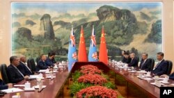 PM Fiji Sitiveni Rabuka, kedua dari kiri dan Presiden China Xi Jinping, kanan, menghadiri pertemuan bilateral di Beijing (foto: dok). China kini menjadi donor terbesar kedua bagi negara-negara Kepulauan Pasifik.