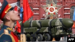 俄罗斯在莫斯科红场阅兵式上展示其洲际战略导弹。