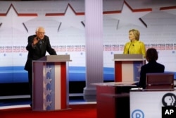 美国民主党总统参选人希拉里·克林顿和佛蒙特州联邦参议员伯尼·桑德斯2016年2月11日晚在威斯康辛州的密尔沃基的辩论会上