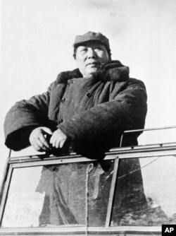 历史照片：毛泽东检阅进入北平(后改回北京)的共产党部队。(1949年5月2日)