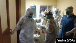 Simulasi penanganan pasien terjangkit virus Corona n-CoV 2019 di RS Dr. Moewardi Solo, Jumat, 31 Januari 2020. (Foto: VOA/Yudha)