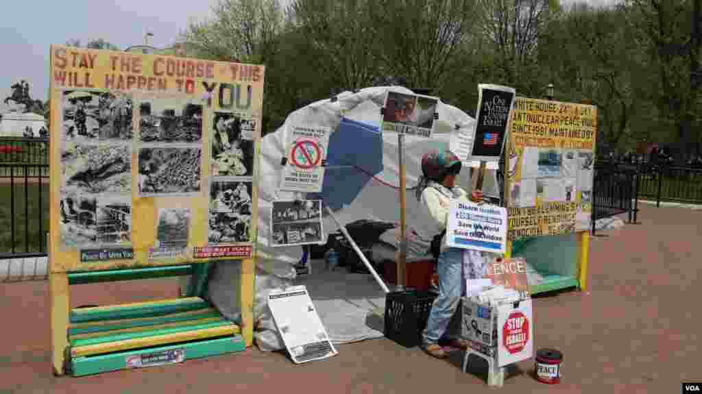 皮乔托举牌在白宫前抗议(美国之音 亚微拍摄)