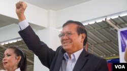 លោក កឹម សុខា​ ប្រធាន​គណបក្ស​សង្គ្រោះ​ជាតិ​ ក្នុង​ពិធី​ជួបជុំ​បេក្ខនារី​សម្រាប់​ការ​បោះឆ្នោត​ឃុំ​សង្កាត់​ នៅ​ទី​ស្នាក់ការ​គណបក្ស​ ក្នុង​រាជធានី​ភ្នំពេញ​​ នៅ​ថ្ងៃទី​១៧ ខែ​ឧសភា​ ឆ្នាំ​២០១៧។ (ហ៊ាន សុជាតា/VOA)