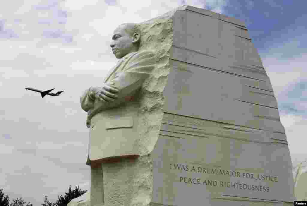 2013年7月22日,华盛顿西侧的波托马克公园的马丁路德金雕像,一架喷气式飞机在上空飞过。雕像侧面刻着一句马丁路德金的话:“我是一个追求和平正义的指挥。”这引发很大争议,因为这句话的原话很长,当时为了美观被缩短。这句话被很多人批评断章取义,让马丁.路德.金显得很傲慢。后来雕刻家雷宜锌按照美国公园管理处的决定从塑像上去掉了这段话。马丁.路德.金纪念基金会执行总裁哈里.约翰逊说:“因为他们不希望有任何争议存在,这是一个新的纪念园,就让我们重新开始吧。”