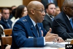 찰스 브라운 합참의장이 30일 2025회계연도 국방 예산안 심의를 위한 하원 군사위원회 청문회에 출석해 발언하고 있다.