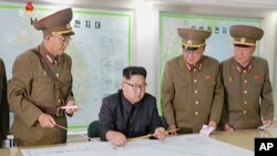 朝鲜官媒视频截图显示金正恩在平壤听取军队汇报。