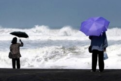 Wisatawan menyaksikan ombak tinggi di Pantai Parangtritis, Yogyakarta, 19 Mei 2007. (Foto: REUTERS/Dwi Oblo)