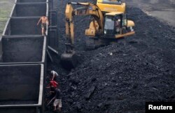 Batu bara untuk pembangkit listrik di Shenyang, Provinsi Liaoning, 30 Juli 2011. (Foto: Reuters)