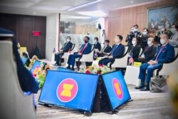 Presiden Jokowi beserta pemimpin dan perwakilan dari negara-negara ASEAN membahas situasi Myanmar di Gedung Sekretariat ASEAN di Jakarta, Sabtu (24/3). (Foto: Courtesy/(Biro Pers)