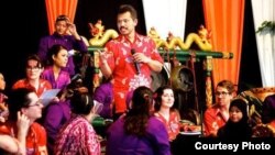 Budi Surasa Putra dalam acara kolaborasi kelompok gamelan Padhang Moncar dengan kelompok gamelan Prasasti, Universitas Gadjah Mada, Yogyakarta Juli 2013