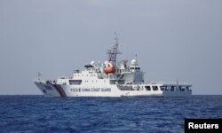 中国一艘海警船2107年4月6日在南中国海争议岛屿附近巡逻。