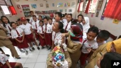 Petugas medis sedang mempersiapkan pemberian imunisasi difteri kepada murid-murid sekolah dasar pada hari pertama kampanye imunisasi difteri di Tangerang, 11 Desember 2017.