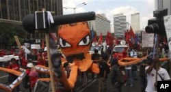 Para pekerja Indonesia membawa boneka 'gurita' sebagai lambang kapitalisme, dalam demo Hari Buruh di Jakarta (foto: ilustrasi)