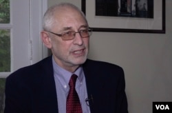 美国哥伦比亚大学政治学教授黎安友(Andrew Nathan) 接受美国之音专访。（2018年11月1日）