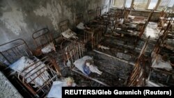 Lutke koje su posetioci doneli u pripjatski vrtić nadomak nuklerane elektrane Černobil, 2017. godine