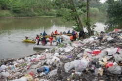 Tumpukan sampah nampak berada di pinggiran sungai Surabaya, di wilayah Kabupaten Gresik. (Foto: Courtesy/Ecoton)