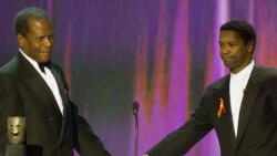 ARHIVA - Denzel Vašington čestita Sidniju Poatjeu na Nagradi za životno delo Američkog filmskog instituta 12. marta 2000.