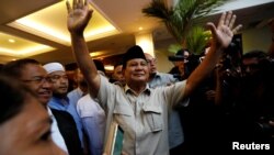 Kandidat presiden Indonesia, Prabowo Subianto, melambai ke media setelah menyampaikan deklarasi kemenangan pemilu di Jakarta, Indonesia, 18 April 2019.