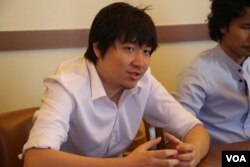 លោក អ៊ិន វិសាល សហស្ថាបនិកក្រុមហ៊ុន Khmerload ថ្លែងនៅក្នុងកិច្ចពិភាក្សាមួយនៅឯការិយាល័យទទួលបន្ទុកកិច្ចការច្នៃប្រឌិត នៅឯសាលាក្រុង San Francisco។ (ស្រេង លក្ខិណា/VOA)