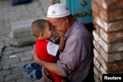 新疆维吾尔老人和他的孙子