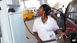 Wata ma'aikaciyar wani gidan mai a birnin Lagos, bayan da aka cire tallafin mai.