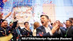 Slavlje Volodimira Zelenskija u njegovom izbornom štabu