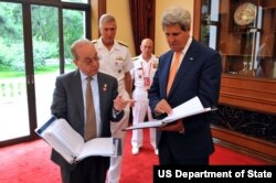 美国国务卿克里（右）与亚太助卿拉塞尔（左）（照片来源：美国国务院）