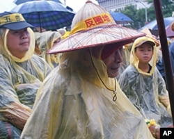 台湾总统府前 农民抗议政府强征土地