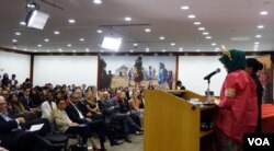 Rizka Raisah Fatimah Ramli, komikus dan ilustrator muda asal Makassar, yang memenangkan kompetisi The school Superhero Comic Contest berbicara di UNICEF House, Manhattan, New York, pekan lalu. (Foto: VOA Indonesia)