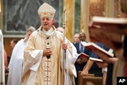 Kardinal Donald Wuerl, Uskup Agung Washington, di St. Mathews Cathedral, Washington, 15 Agustus 2018. (Foto: dok).