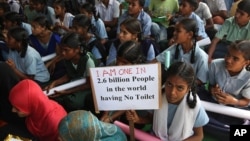 Anak-anak sekolah di Hyderabad berpartisipasi dalam pawai untuk memperingati Hari Toilet Sedunia pada tahun 2014.